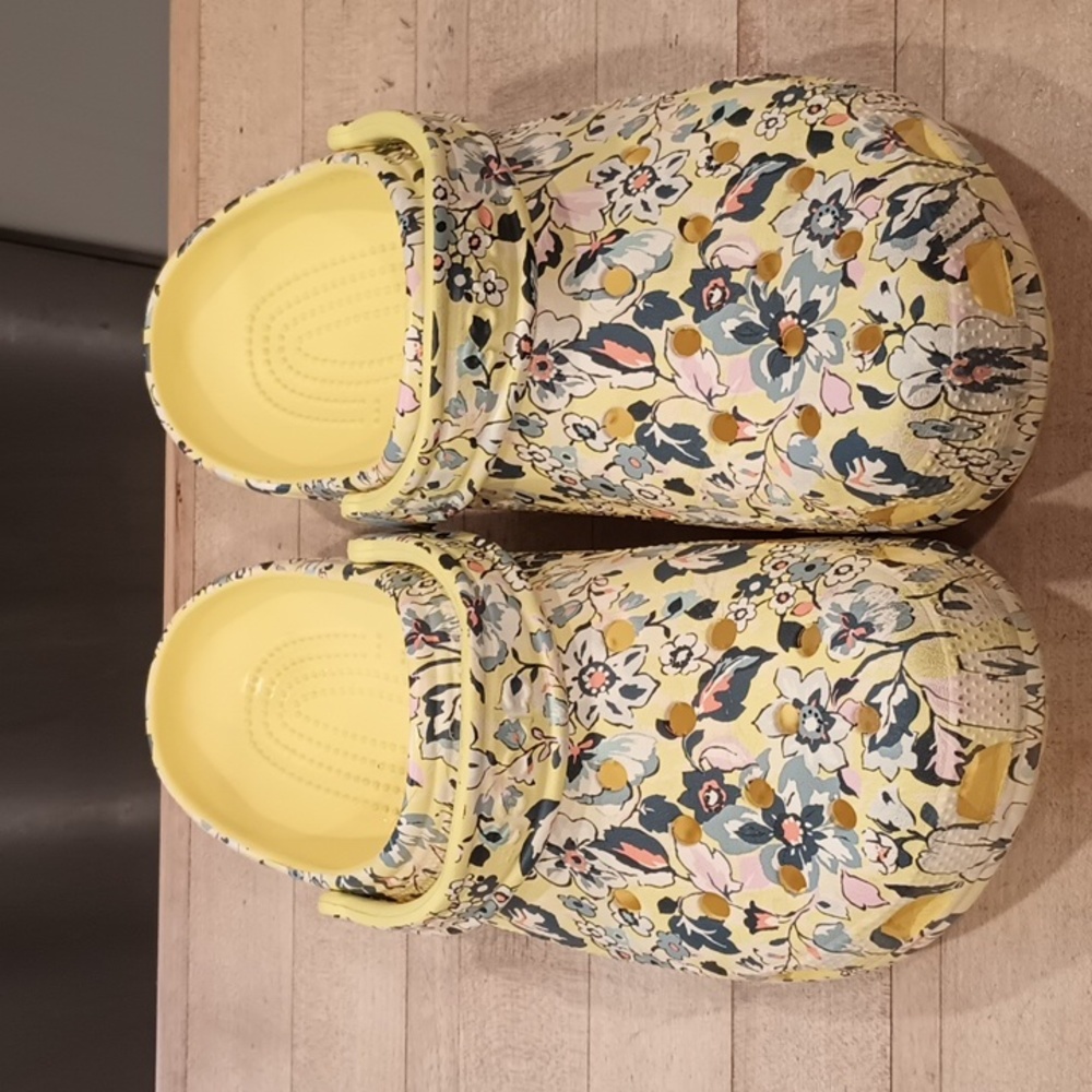 Crocs Vera Bradley pattern clogs